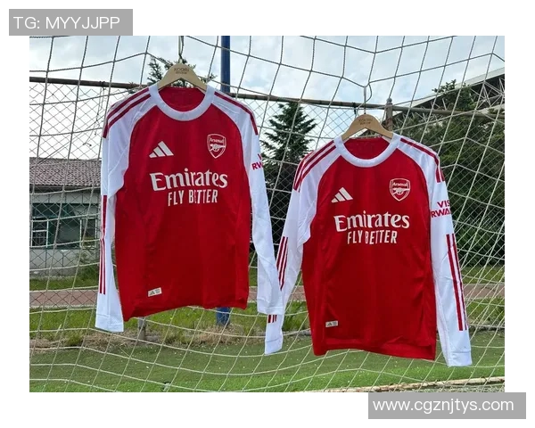 时尚与运动结合 足球穿搭球星女孩子的潮流风采解析